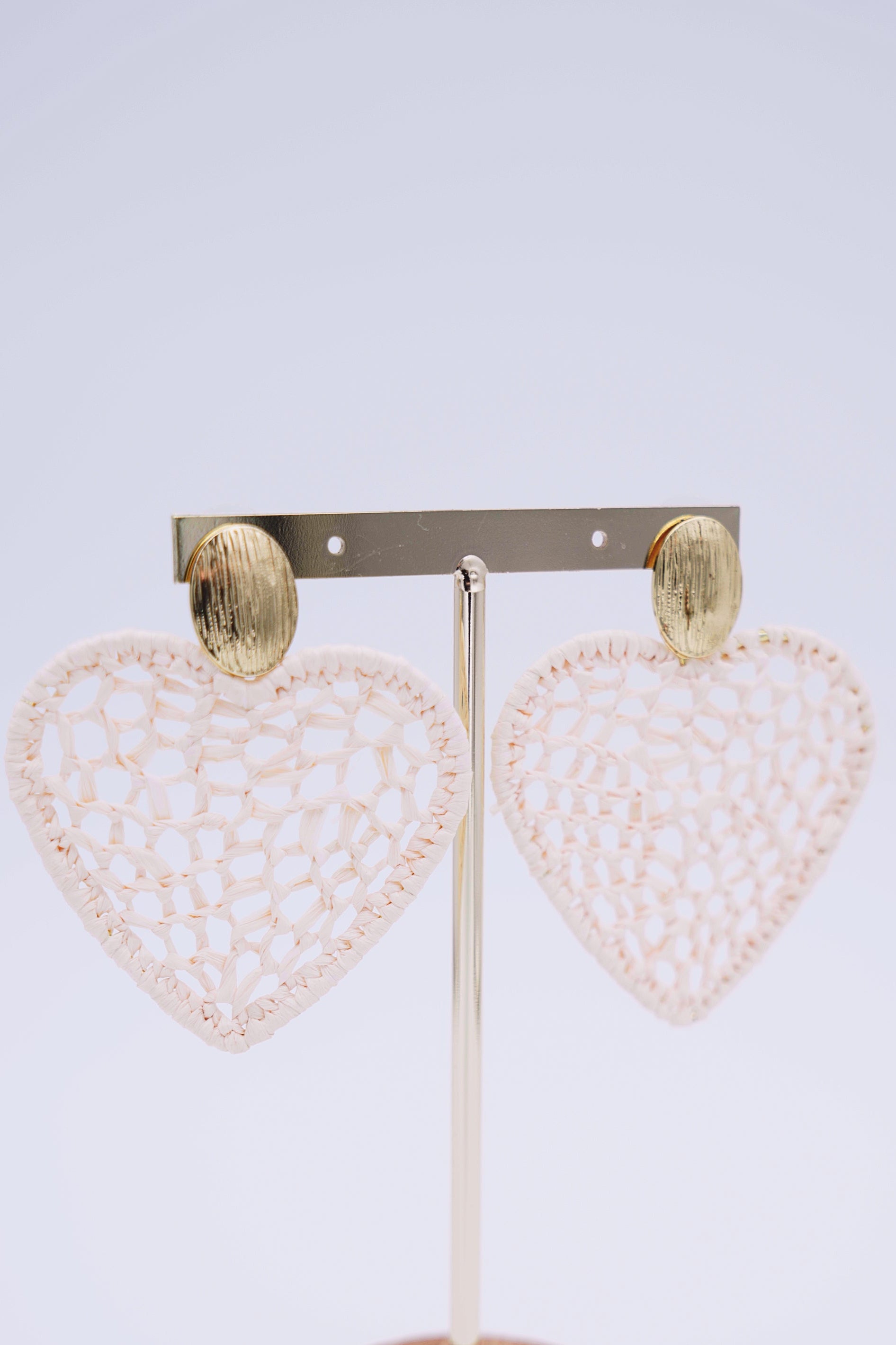 Gebroken witte en goudkleurige hartvormige oorbellen-MyEssentials