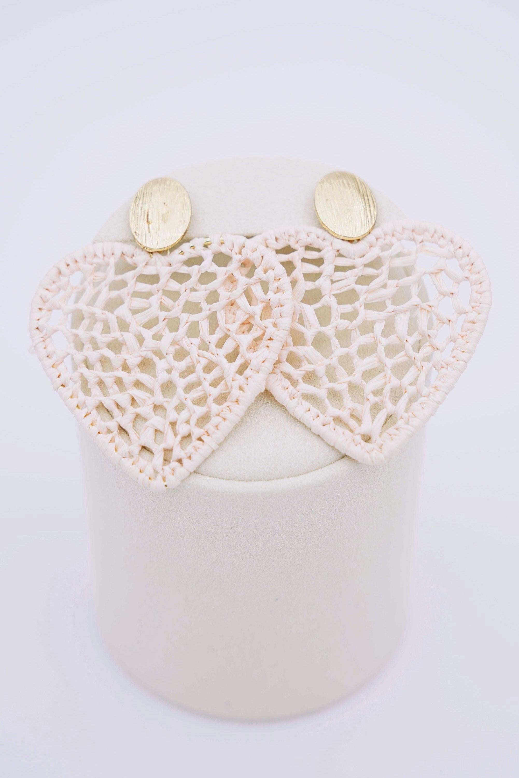 Gebroken witte en goudkleurige hartvormige oorbellen-MyEssentials