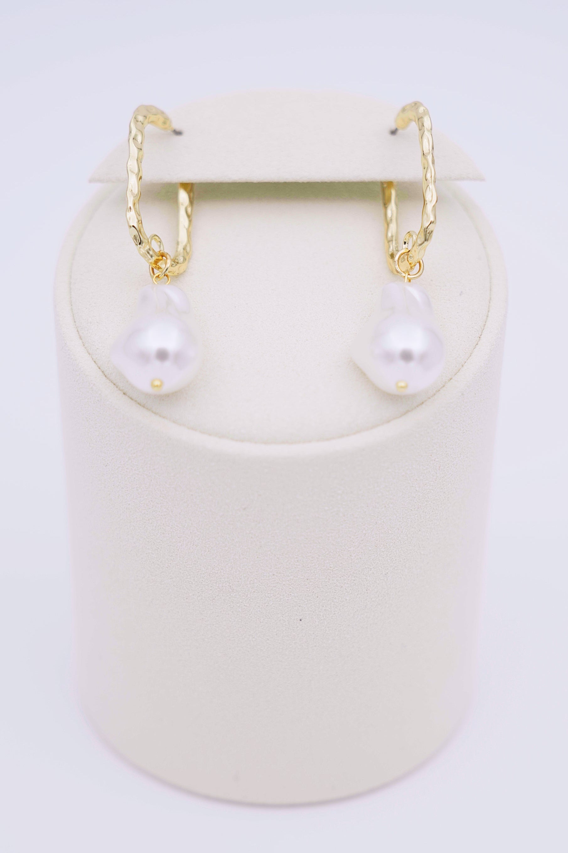 Goudkleurige oorbellen met pareldetail-MyEssentials