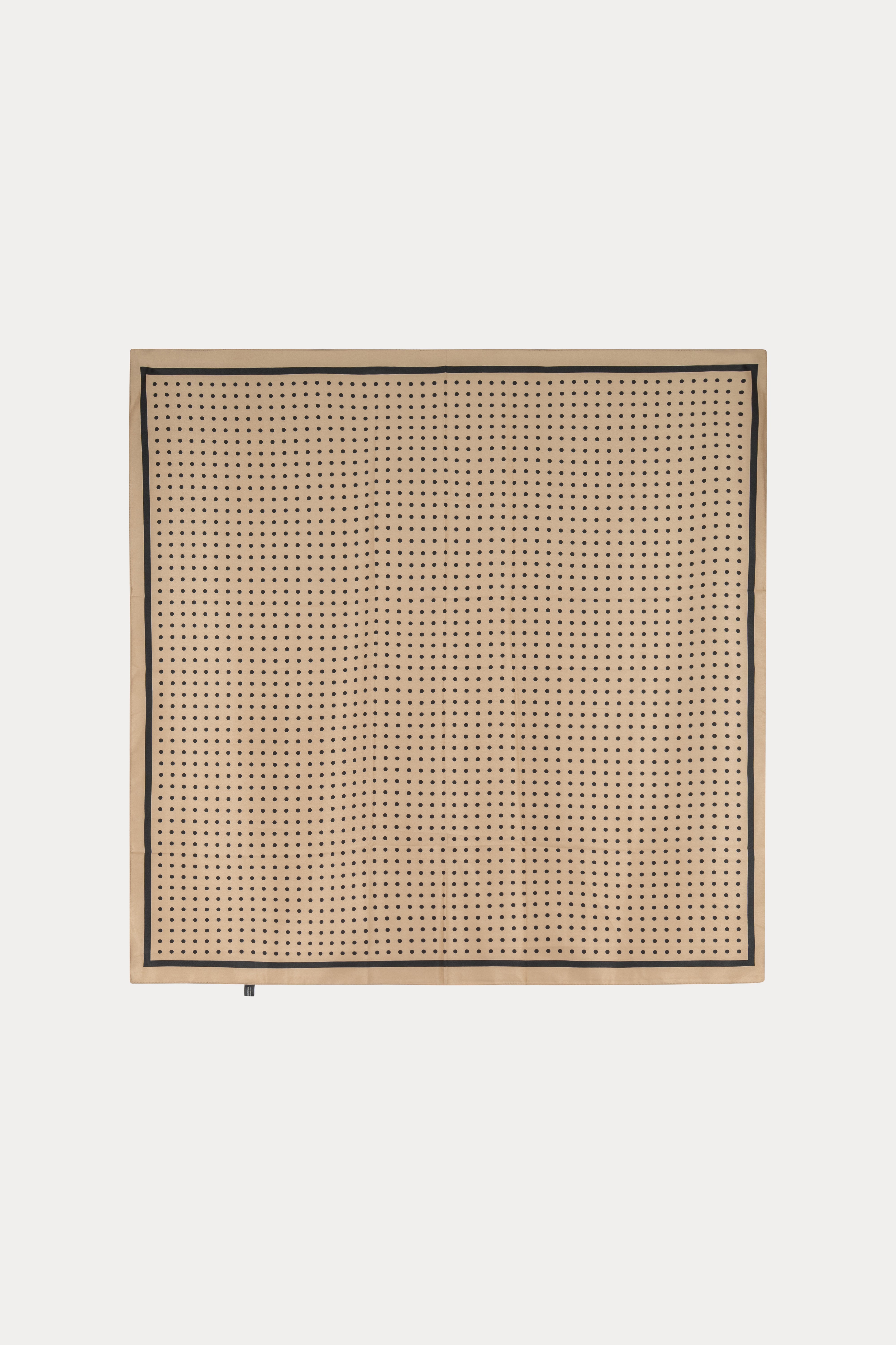 beige zijden sjaal met zwarte stippen-MyEssentials
