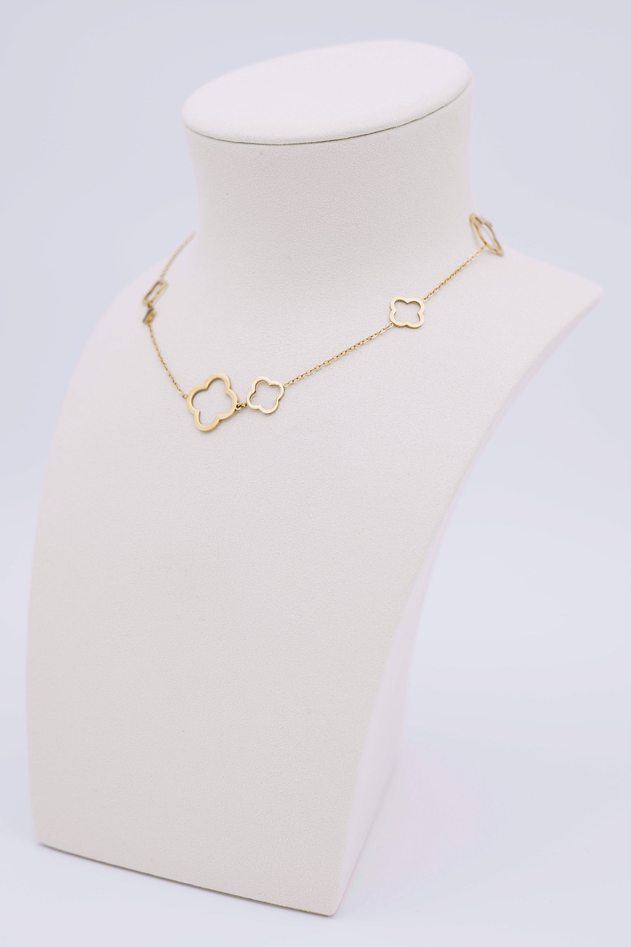 Goudkleurige ketting met klavervormige hanger-MyEssentials