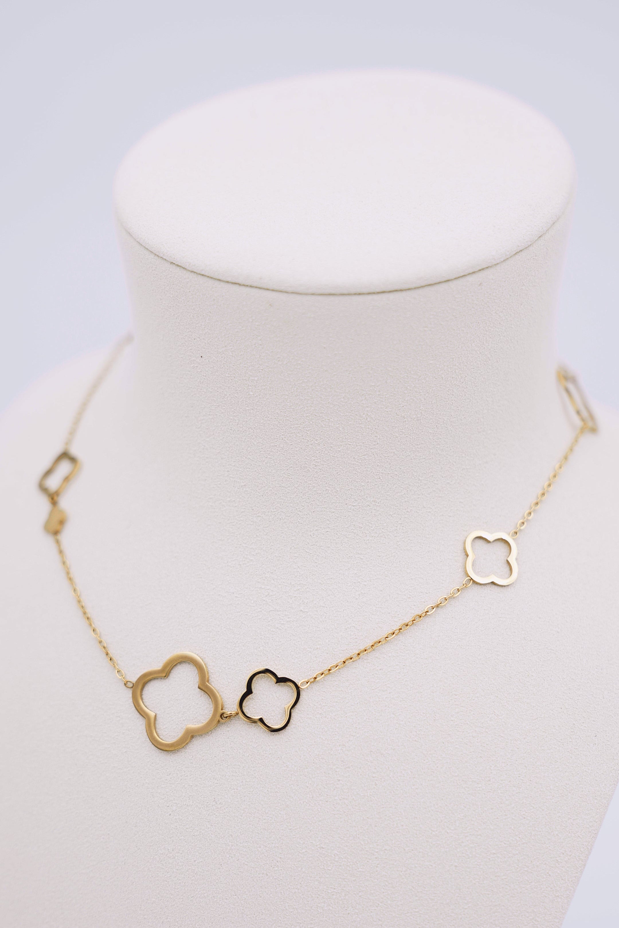 Goudkleurige ketting met klavervormige hanger-MyEssentials