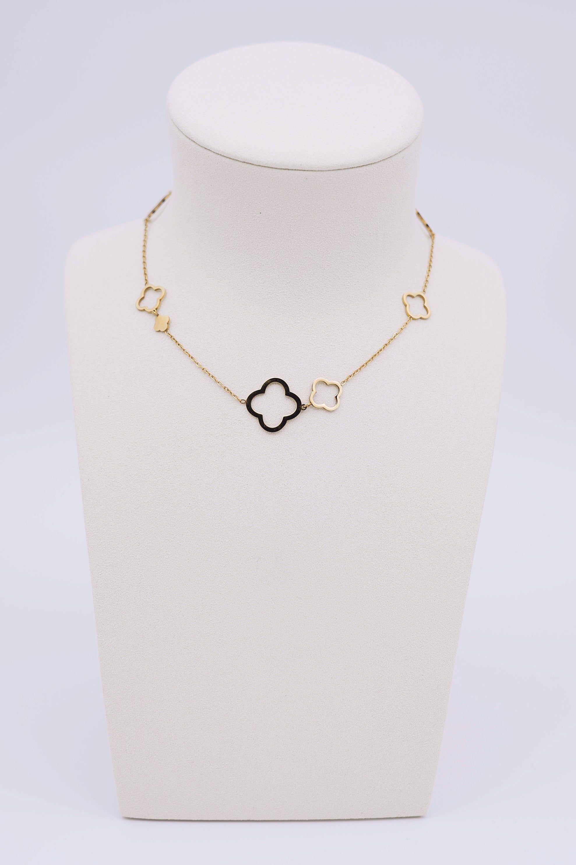 Goudkleurige ketting met klavervormige hanger-MyEssentials
