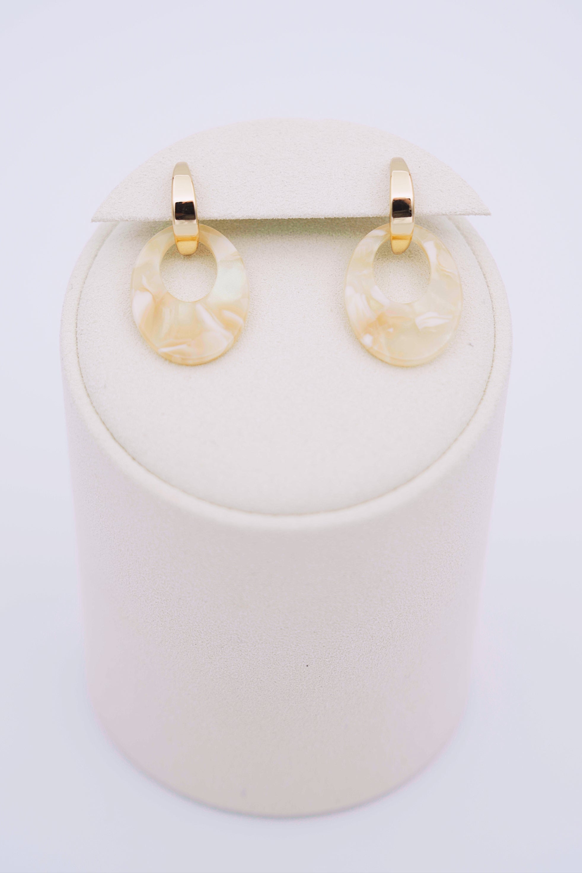 Goudkleurige oorbellen met beige inzet-MyEssentials