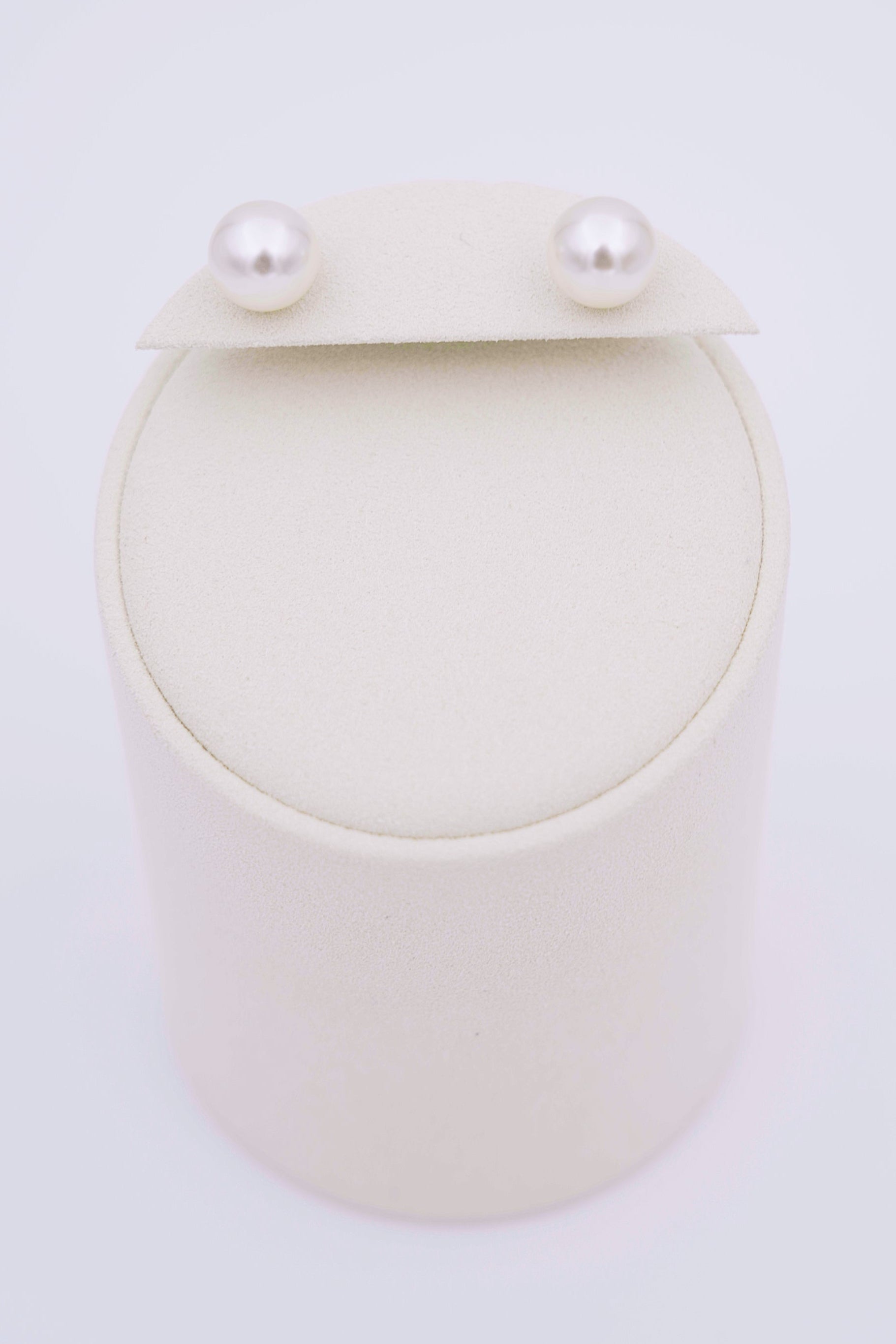 Goudkleurige oorbellen met pareldetail-MyEssentials