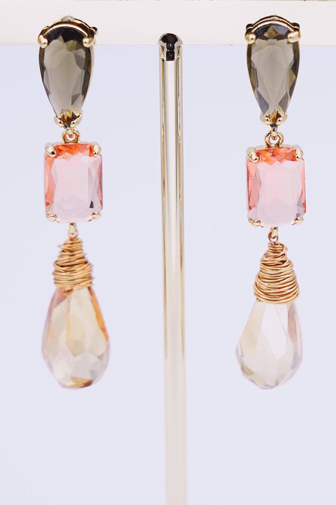 Goudkleurige oorbellen met roze glassteen-MyEssentials