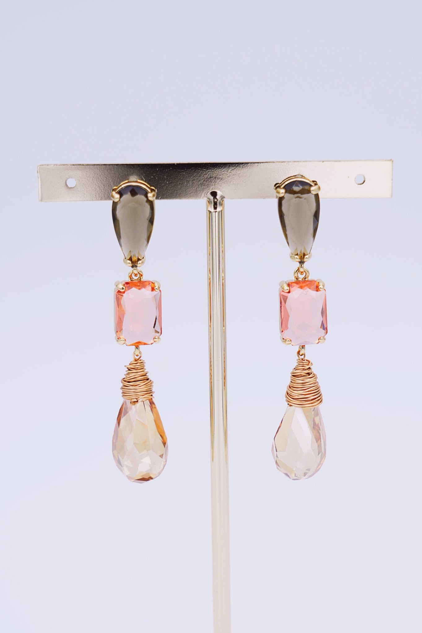 Goudkleurige oorbellen met roze glassteen-MyEssentials