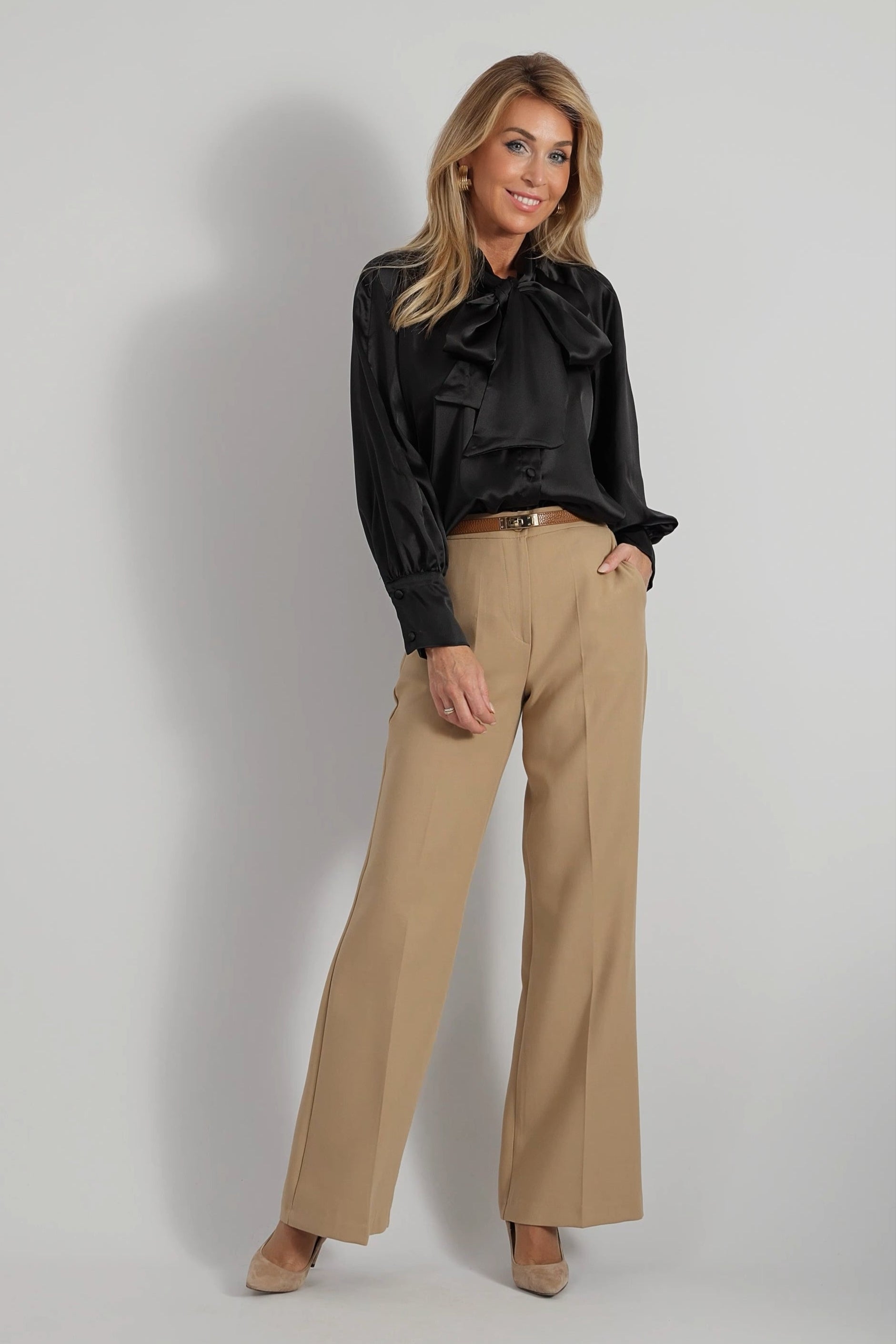 Zwarte satijnen blouse met strik-MyEssentials